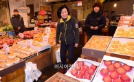 [포토]과일가게 찾은 김희정 여성가족부 장관