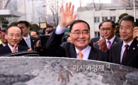 [포토]손 흔들며 나가는 정홍원 국무총리