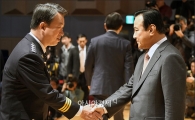 [포토]인사하는 이완구·강신명