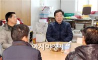 [포토]세월호 실종자 가족 위로하는 이낙연 전남도지사