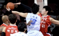 [포토]블록슛하는 오세근, '김태홍, 어림없어!'
