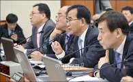 [포토]답변하는 김낙희 관세청장