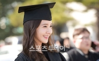 '학사모 쓴 여신' 윤아, 6년 만에 동국대 졸업…'아름답다'