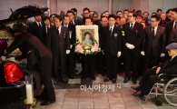 [포토]故 김영욱 여사 발인, 마지막 길 배웅하는 김종필 전 국무총리