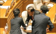 [포토]야당의원에게 박수받는 이재오 의원