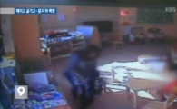 유치원 '묻지마 폭행' 교사 영상 공개, 뺨 때리고 질질…부모 앞에선 '천사' 