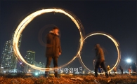 [포토]쥐불놀이 즐기는 시민들