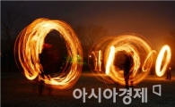 [포토]정월 대보름 앞두고 쥐불놀이하는 함평 주민들