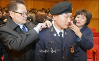 [포토]아들에게 달아주는 견장