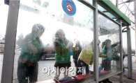 [포토]광주시 북구 중흥2동, 봄맞이 버스승강장 청소