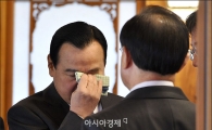 [포토]눈물 닦는(?) 이완구 총리