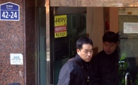 [포토]우리마당독도지킴이 압수수색 중인 경찰들 