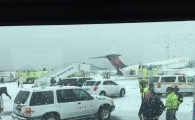 美 뉴욕 공항, 폭설로 인해 착륙 도중 비행기 미끄러져…'바다로 추락할 뻔'