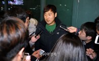 [포토]취재진에 둘러싸인 윤석민