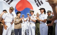 朴대통령, UAE 파병 함정 올라 장병들 격려