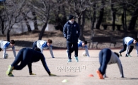 [포토]신태용 감독, '벌 세우는 거 아닙니다'