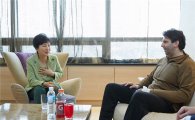 리퍼트 대사 "박근혜 대통령에 많은 빚져…영화 '명량' 보고싶다" 