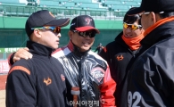 [포토]손아섭·황재균과 반갑게 인사하는 양상문 감독