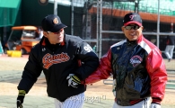 [포토]이종운 감독, '양 감독님, 함께 인터뷰하러 가시죠~'
