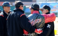 [포토]양상문 감독, 상대팀 선수들과 스스럼 없는 스킨쉽