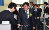 [포토]직원들과 인사 하는 윤상직 장관