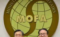 [포토]악수하는 류전민 中 외교부 부부장-이경수 외교부 차관보 