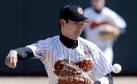 [포토]롯데 김대륙, '몸 따로 공 따로'