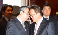 [포토]한-일 귓속말대화 