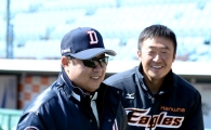[포토]임경완과 반갑게 인사하는 김태형 감독