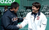 [포토]홍성흔-임경완, '우리 선수생활 너무 오래하나?'