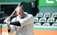 [포토]타격 연습하는 두산 잭 루츠