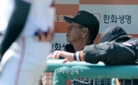 [포토]조인성의 부상이 걱정스러운 김성근 감독
