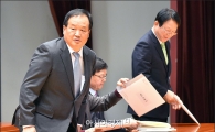 [포토]일어나는 김충호 현대차 사장