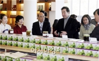 [포토]매화상품 전시관  둘러보고 있는 이낙연 전남도지사