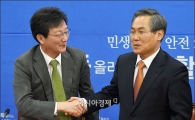 [포토]악수하는 유승민·우윤근