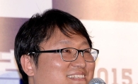[포토]인터뷰하는 조정래 감독