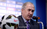 [포토]축구대표팀 선발 명단 발표하는 슈틸리케 감독