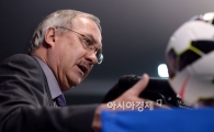 [포토]축구대표팀 선발 명단 발표하는 울리 슈틸리케
