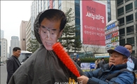 [포토]새누리당사 앞에서 몽둥이 든 어버이연합