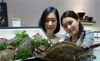 [포토]현대百, '제철 활(活)암꽃게' 산지 직송전 