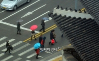 [포토]나란히 우산 행렬 