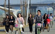 [포토]포근한 날씨 속 자전거 타는 시민들