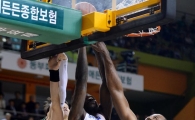 [포토]레더, '이러다 샌드위치 되겠네~'