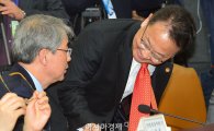 [포토]인사하는 임종룡 금융위원장-유일호 국토부 장관 