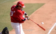 [포토]좌중간 안타치는 KIA 나지완
