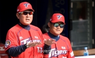 [포토]선수들 독려하는 김기태 감독