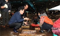 [포토]부산공동어시장 찾은 유기준 해수장관