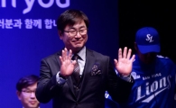 [포토]류중일 감독, '발랄한 입장'