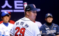 [포토]유희관, '넥센 서건창 타격폼 시전!'