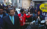 [포토]김무성 대표앞에서 피켓든 청년들
